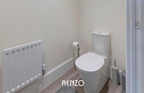 Spacious and Lovely 4-bed Home in Castle Donington by Renzo, Sleeps 6! - Photo 31