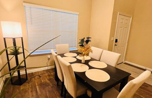 Spacious 4BR Home w Game Room Office Backyard - Foto 42