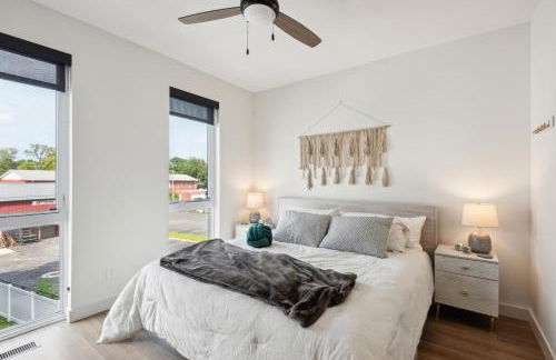 New Modern Townhome With Rooftop Patio 2 Bedroom Townhouse by RedAwning - Photo 7