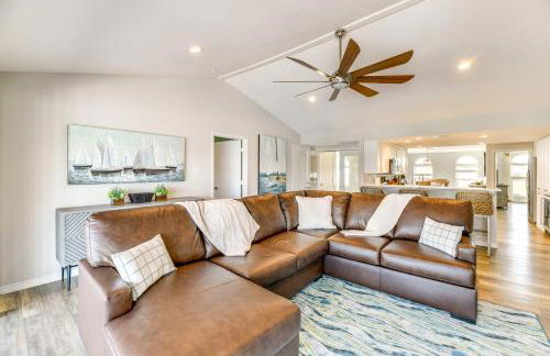 Waterfront Home with Deck and Pool in City-by-the-Sea - Foto 3