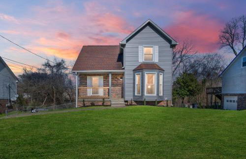 Shades of Gray 4BR Home w Mini Fridges - Foto 4