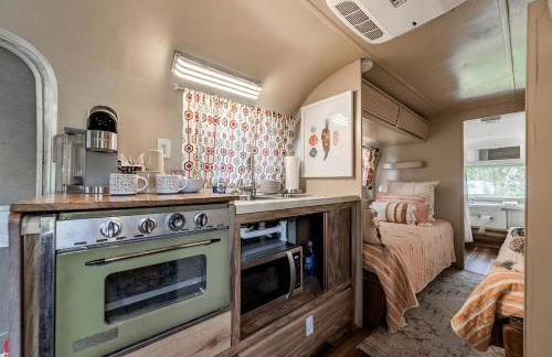 Newly Renovated Camper with Fresh Decor and Tiny Deck in Texas - Foto 9