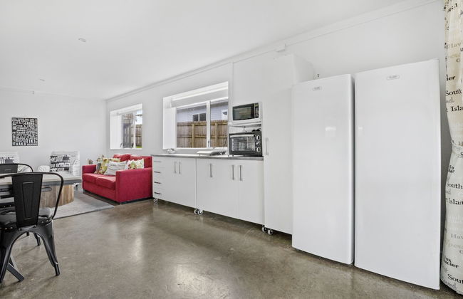 Bright 3-Bedroom Unit - WiFi & Parking - Photo 13