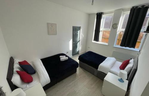 Central Bedford FREE Parking & Private Garden& Conservatory Perfect for large group of people - Foto 18