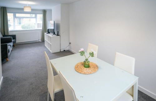 Dunstable 3-Bed House Sleeps 6 Driveway Parking Near Town Centre & Transport Links Close to Whipsnade Zoo Ideal for Families & Contractors - Photo 20