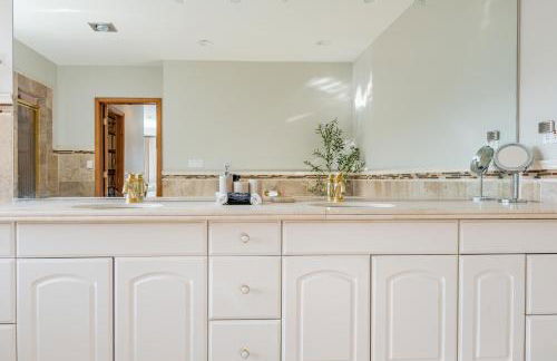 8BR Luxury Maplewood Manor, Hot Tub & Fire Pit - Foto 53