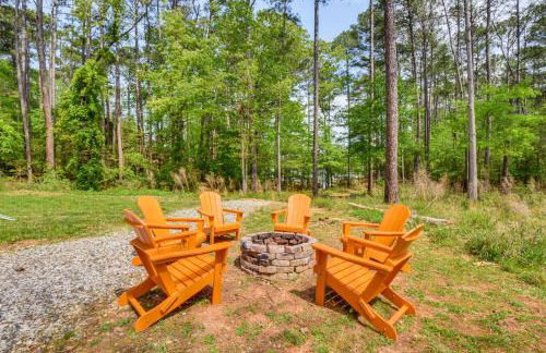 Waterfront Townville Home with Hot Tub and Dock! - Foto 35