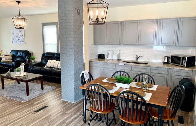 The Southside Villa - With Private Yard & Parking, Near Falls & Casino by Niagara Hospitality - Foto 15