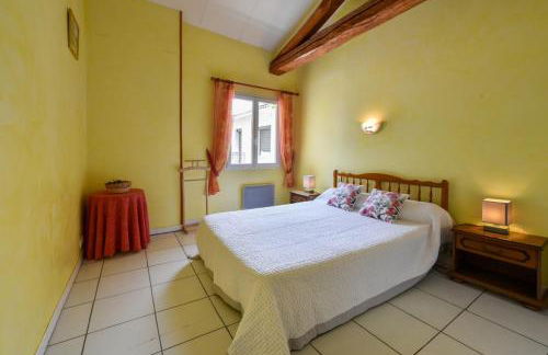 Maison plain pied mitoyenne avec piscine partagée et terrain arboré - Foto 8