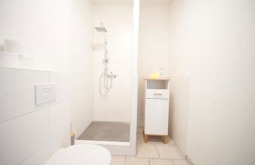 LeHaStays - Apartments Buckau 16a I Küche I Smart TV mit Netflix I toller Innenhof - Photo 25