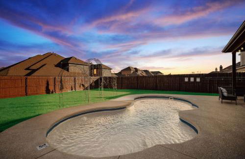 5-Bed 2-Bath with Pool & Backyard Retreat - Foto 39