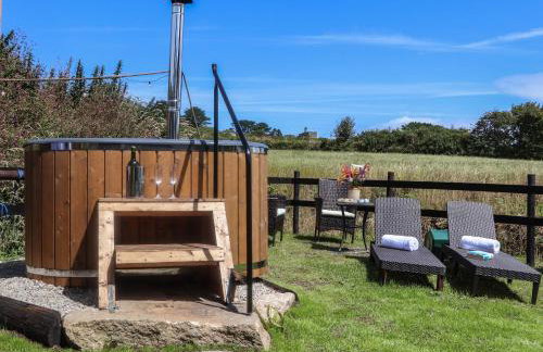 Bosulla Shepherds Hut - Photo 3