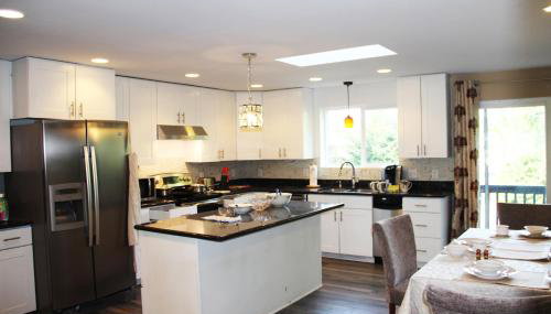 Spacious retreat with 5 bedrooms full kitchen, fenced sports court, free parking - Foto 5