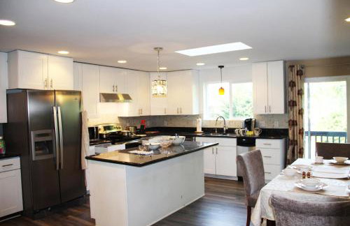 Bright 3 bedroom home with full kitchen, fenced backyard, sports court and free parking - Foto 4