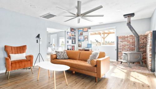 Desert Oasis - Firepit, Stargazing, Kitchen Essentials, 5 Acres, & Joshua Trees - Sleeps 6 Comfortably, 7 with Sofa, 8 Maximum - Foto 2, furniture