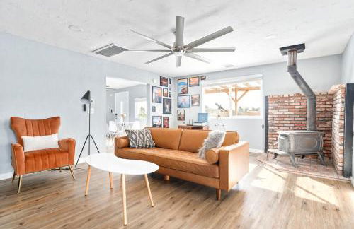 Desert Oasis - Firepit, Stargazing, Kitchen Essentials, 5 Acres, & Joshua Trees - Sleeps 6 Comfortably, 7 with Sofa, 8 Maximum - Foto 2