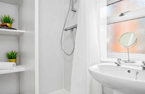 Stylish 3 Bed House - Garden - Parking - Netflix 181TA - Photo 33