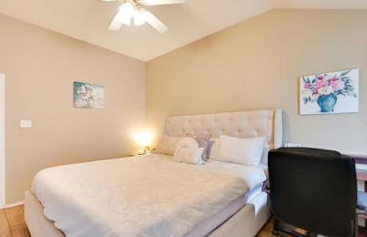 Modern 2BR Stay with Large Parking Pet Friendly - Foto 12
