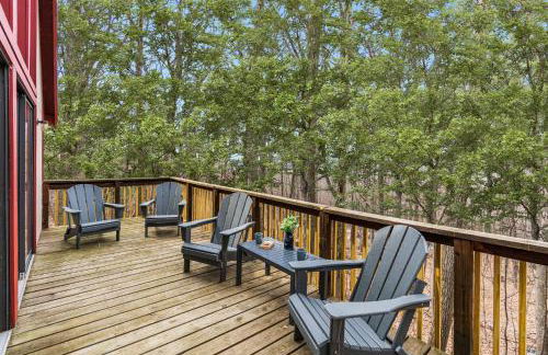 Modern Chalet w Hot Tub, Large Deck, Grill & WiFi - Foto 23