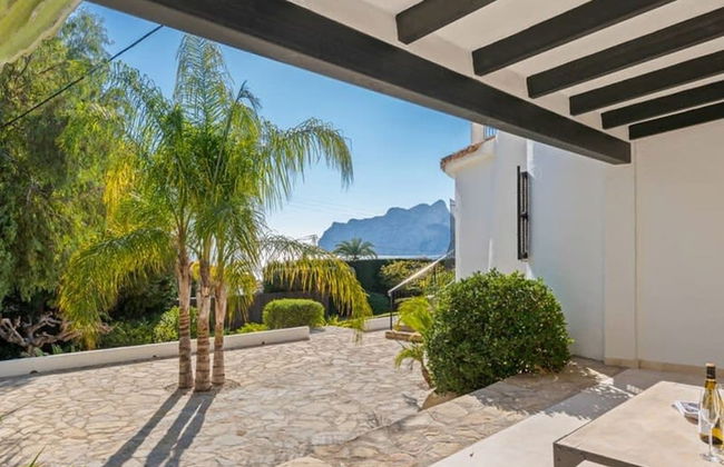 Relax in Luxury at This Stunning Seaside Villa - Photo 27