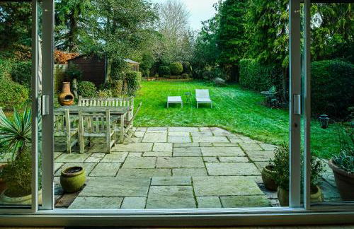 Large open plan villa with garden near the Thames - Photo 25