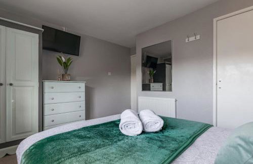 Clicketts - 3-Bedroom, Full Entire House, Sleeps 6 guests, Free wifi, Street Parking, Smart TV, Basildon, Essex London - Foto 7