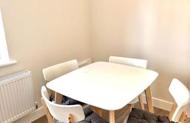 Brand-new flat, King Bed, Sofa Bed with full kitchen, Wi-Fi, self check-in Central location near everything - Foto 7