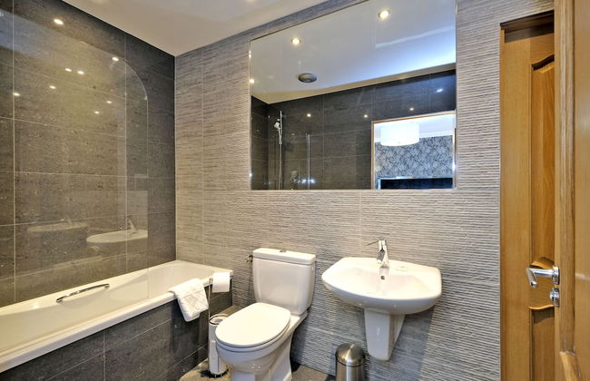 Enchanting Home With Furnished Balcony in Cults, Scotland - Foto 18