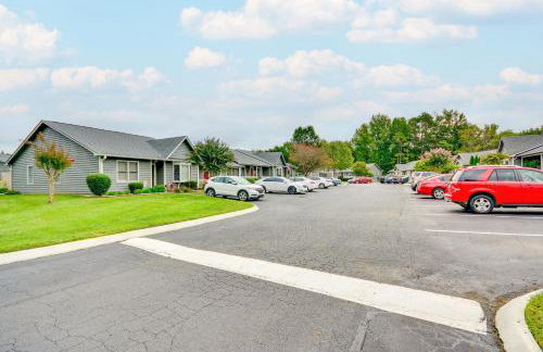 Ideally Located High Point Condo with Patio! - Foto 12