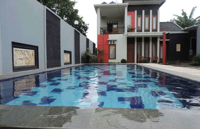 Villa Fahim 1 Puncak 4 Bedroom - Photo 1