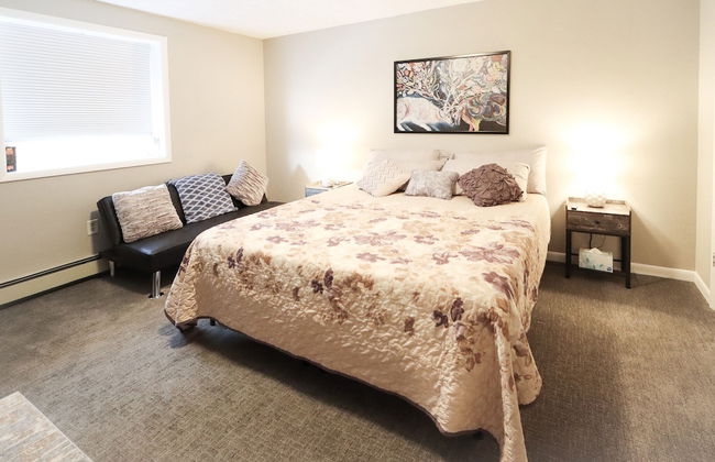 Downtown Granby Retreat & Spa - Photo 17