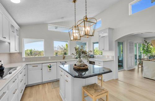 NEW LISTING! Reel Joy Waterfront Luxe with Pool and Private Dock home - Foto 31