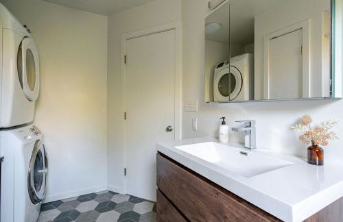 Modern Lakefront Retreat w King Bed - Foto 69