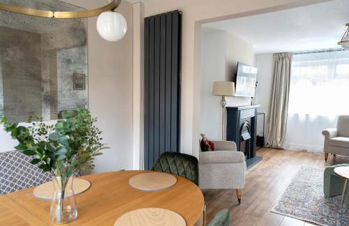 4BR Home and Parking with CCTV Contractors & Family - Photo 7