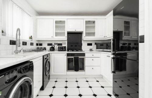 Modern 4 bedroom home ideal for Contractors, Groups and families ,FREE parking for multiple vehicle's - Foto 3