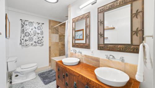 North Shore Beach House, 4BD, AC, Parking, WIFI, King Beds - Foto 4, Shower