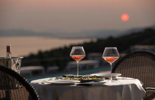 Karavia Lux Inn - Photo 42