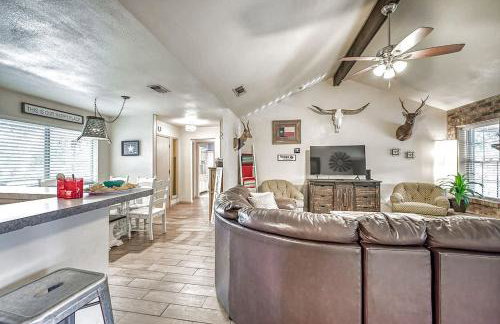 Kerrville Hidden Gem With Firepit and Grill - Great Location - Foto 31