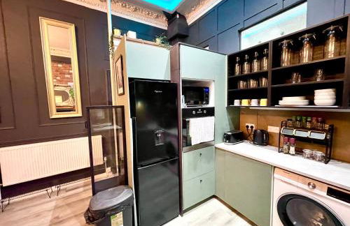 AdeamStays provides Beautiful centrally located 1 and 2 bed apartments on Liverpools Boulevard - Foto 51