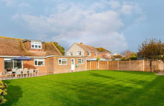 Coastal Retreat for 8 With Hot Tub - Walk to Beach - Foto 46