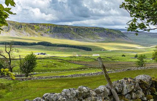 FLORA Luxury Retreat, Private Garden, Views & Hot Tub - Photo 35