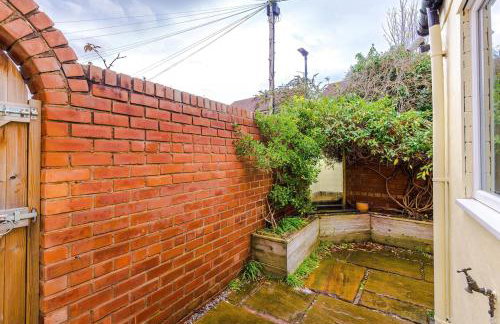 Cosy 3-Bed, Sleeps 5, Free Parking, Long and Short Stays - Photo 46