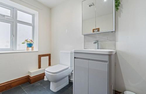 #111 New Farm with hot tub and Sauna - Sleeps 18 - Near Elmore Park - " Perfect for Contractors and Families - Parking space for 10 cars" - Foto 72