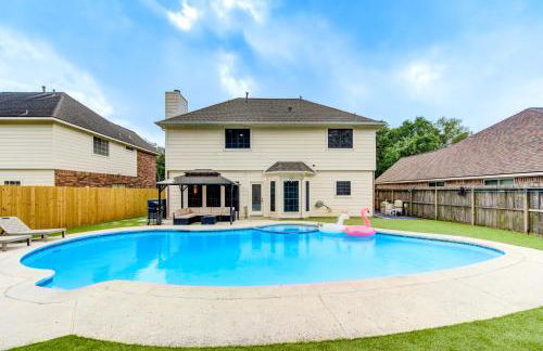 Amazing Getaway Home - 4 Bedrooms 2,5 Baths - West Houston, Katy, Richmond - Huge Pool, Mini-Golf, PingPong, Billards, BBQ, Katy Asian Town, Typhoon Waterpark, King Bed - Foto 3