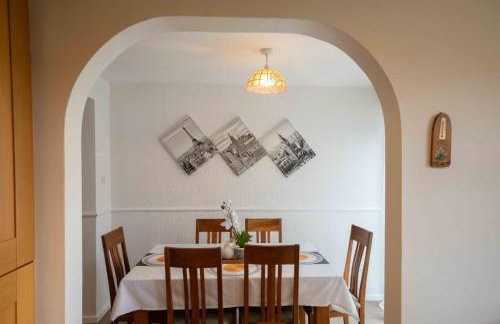 Spacious 3BR House By Kammili Properties in Westhoughton - Free Parking - Photo 3