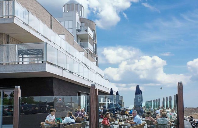 Modern Retreat With Private Sauna - Photo 33