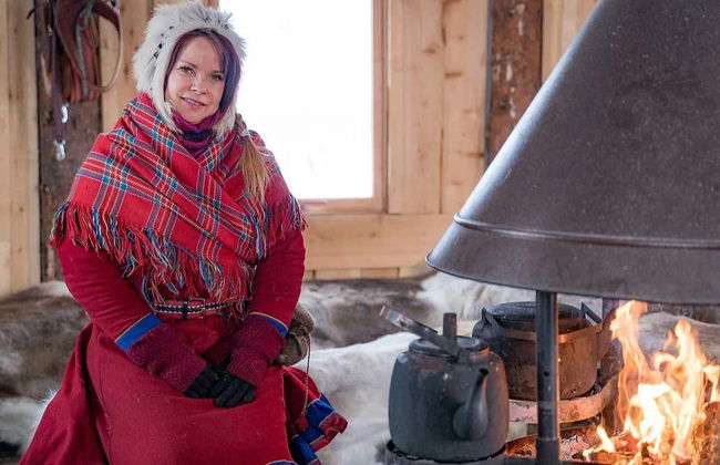 Paseo en trineo de renos y visita a un campamento sami - Foto 7