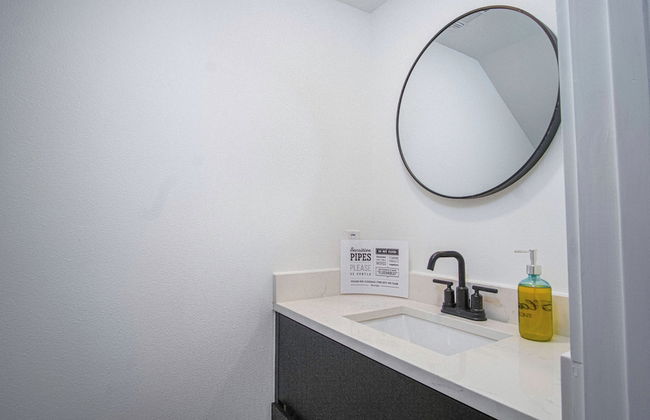 Amazing 3BR 2BA Only 5 Mins From Downtown - Foto 13