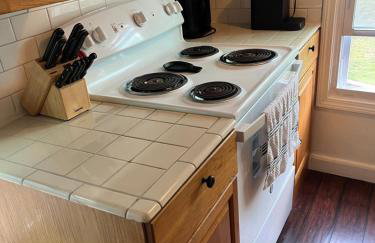 Downtown Beverly Apartment 8 Minutes to Salem and has King Beds - Photo 14