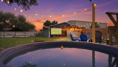 Game Barn, Cowboy Pool, 17ft Movie Screen - sleeps 10 - Photo 3, Garden